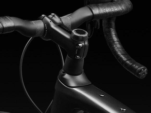 001.1_Road-6802_Roubaix_Article Tile_580x618